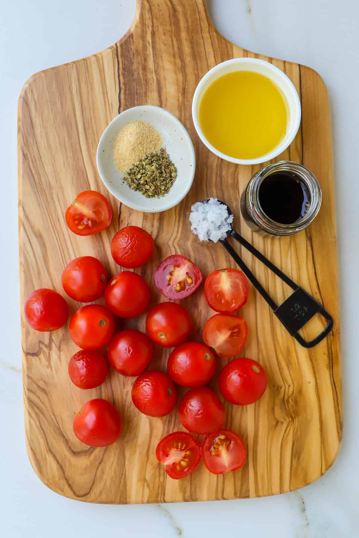Ingredients needed to make air fried tomatoes.